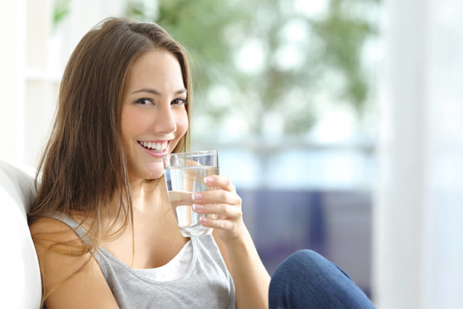 beber-agua-mineral-beneficios